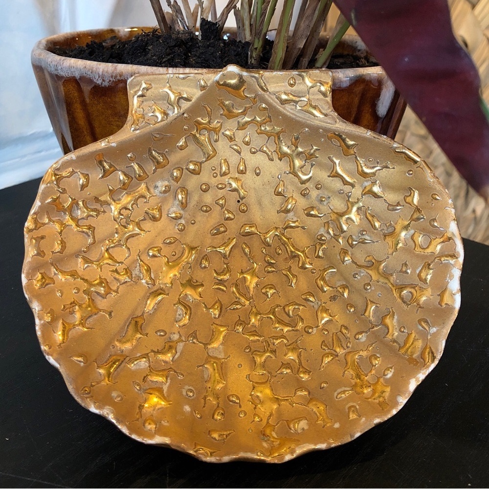 Weeping Bright Gold Vintage 22K Gold Hand Decorated Seashell Trinket Dish - Picture 9 of 9